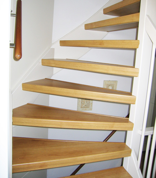 Treppe in nach der Treppenrenovierung mit dem HAFA Treppen® Sanierungssystem