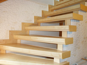 Offene Treppe renoviert mit Buche Laminat