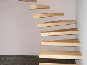 Offene Treppe renoviert mit Buche Laminat